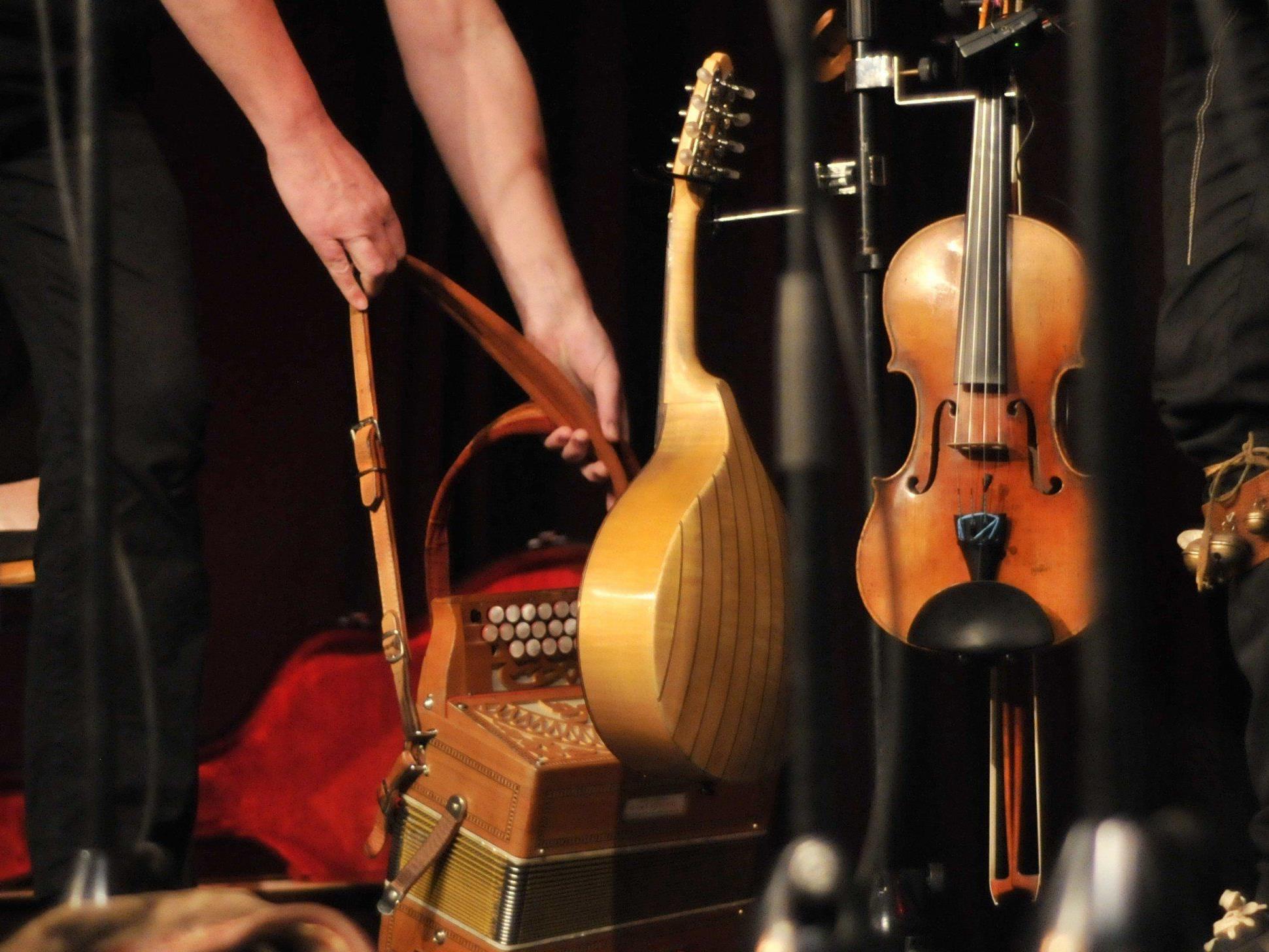 Haben ein alpines Sammelsurium an Instrumenten: die Band "Aniada a Noar".