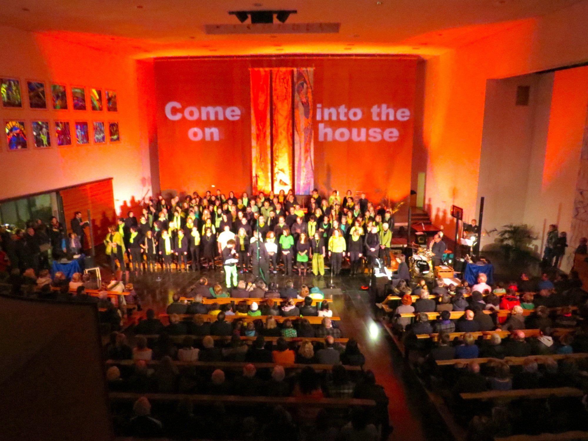 Mitreissend und bewegend war das Gospel-Konzert in der Tisner Kirche, die aus allen Nähten zu platzen drohte
