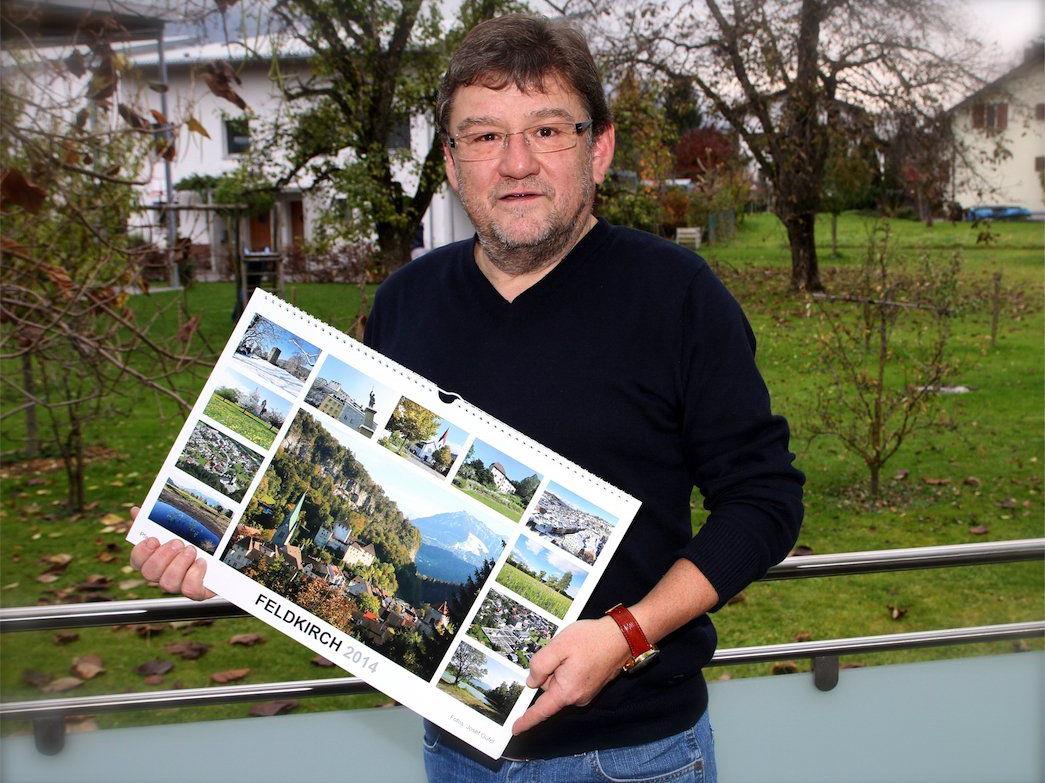 Josef Güfel mit dem von ihm ehrenamtlich gestalteten Feldkirch-Kalender 2014