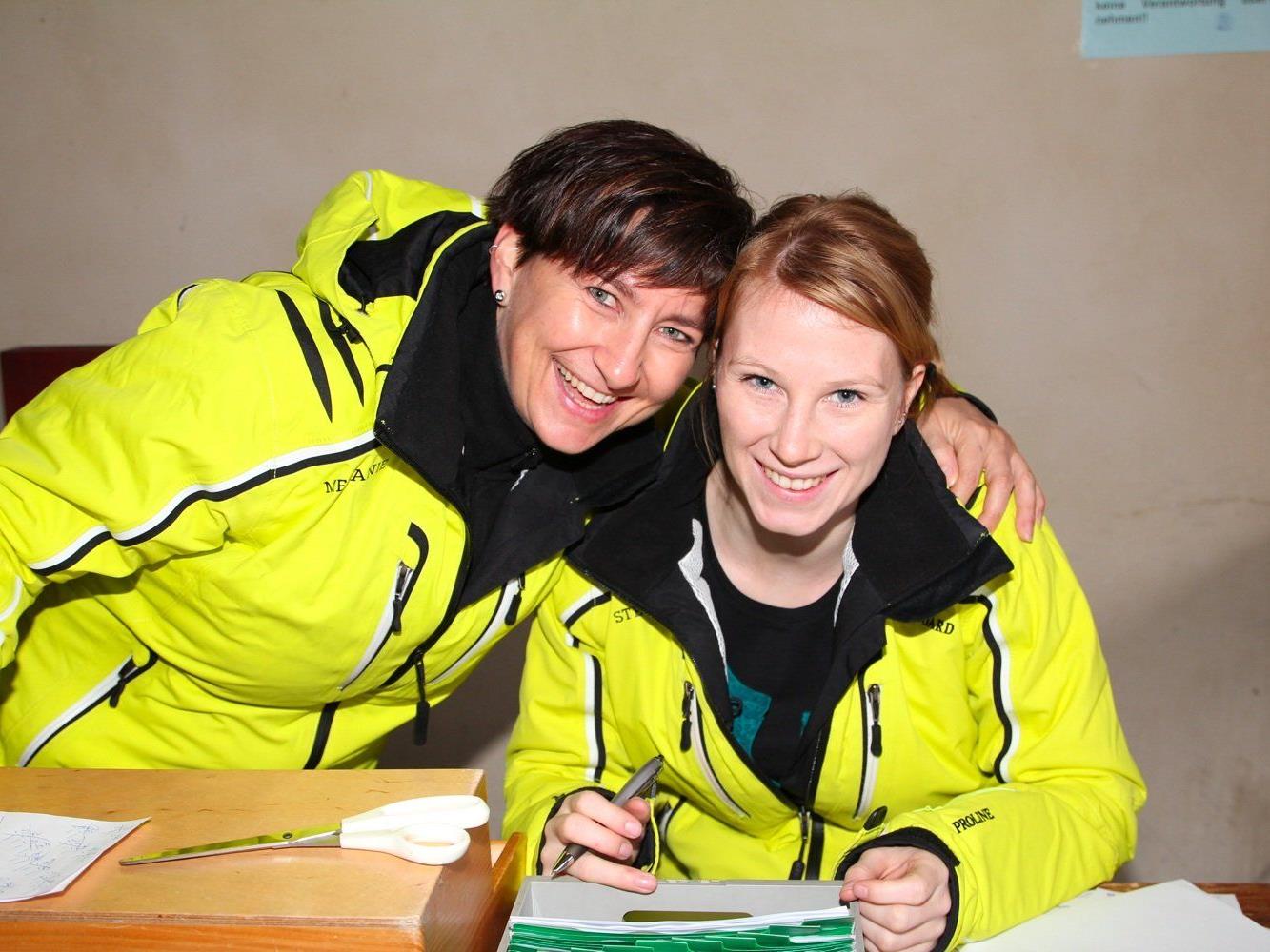 Melanie und Stefanie vom Wintersportverein Nofels hatten die Einnahmen und Ausgaben im Blick
