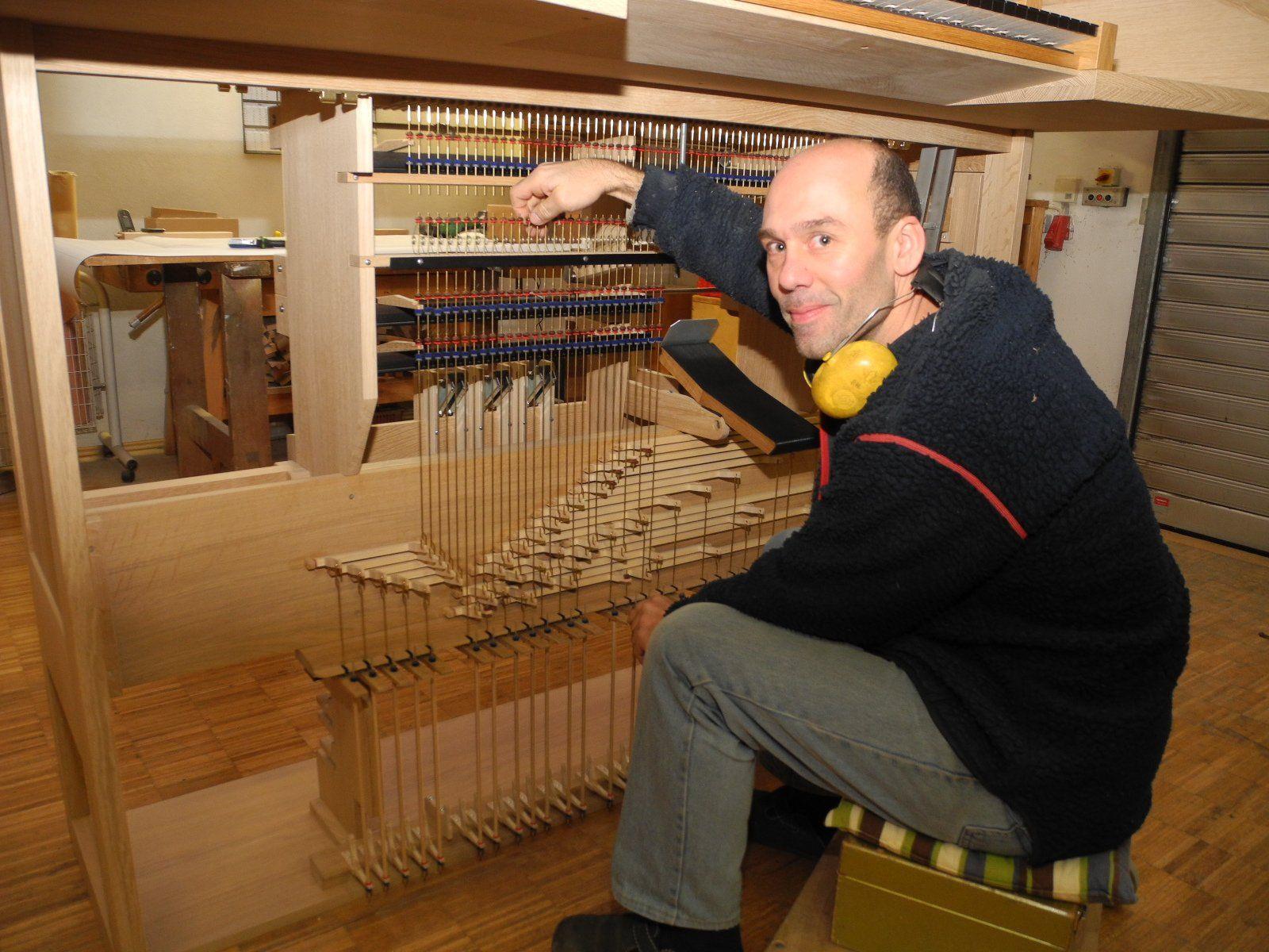 Orgelbaumeister und Geschäftsführer Hans-Jörg Pflüger bei der Montage des Spieltisches für die Gisinger Orgel