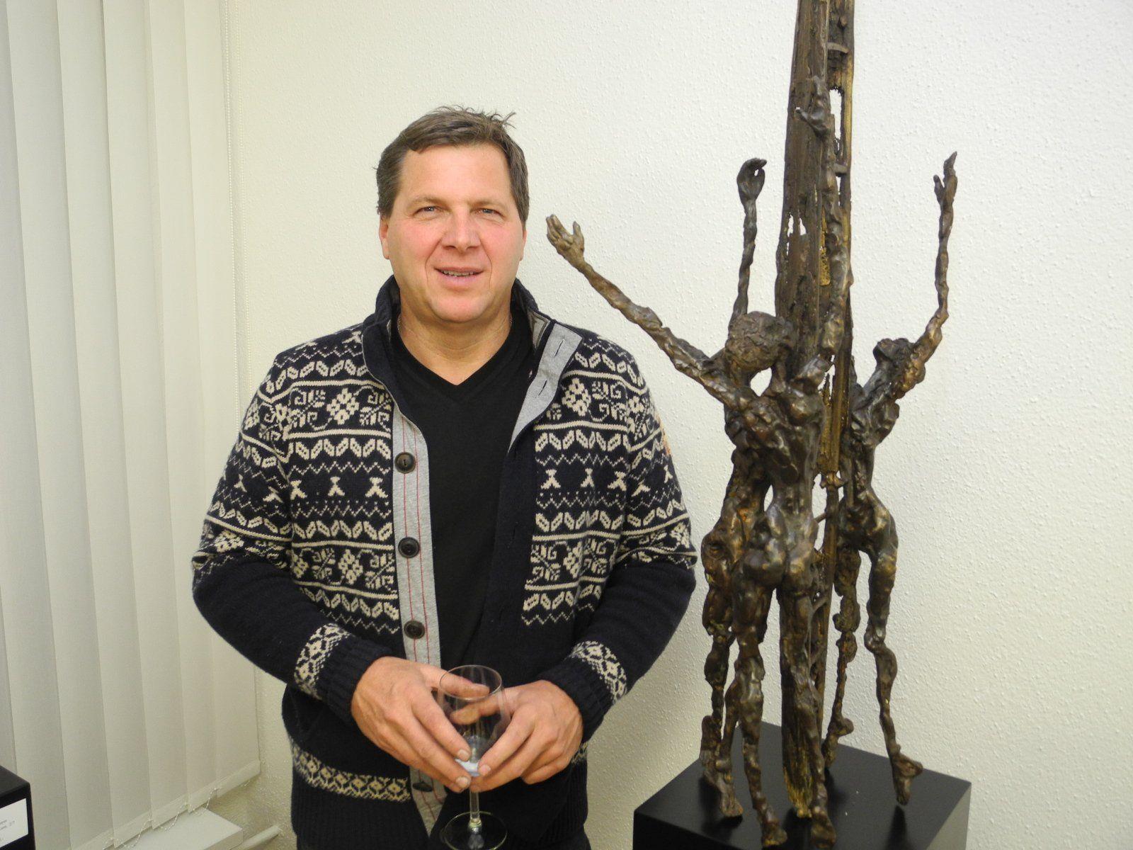 Gerry Mayer, der Künstler aus Dünserberg mit einem seiner Werke in der Galerie Altesse in Nendeln.