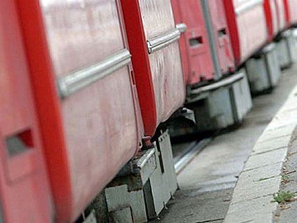 Bei einem schweren Straßenbahn-Unfall wurde ein Bub verletzt Bei einem schweren Straßenbahn-Unfall wurde ein Bub verletzt