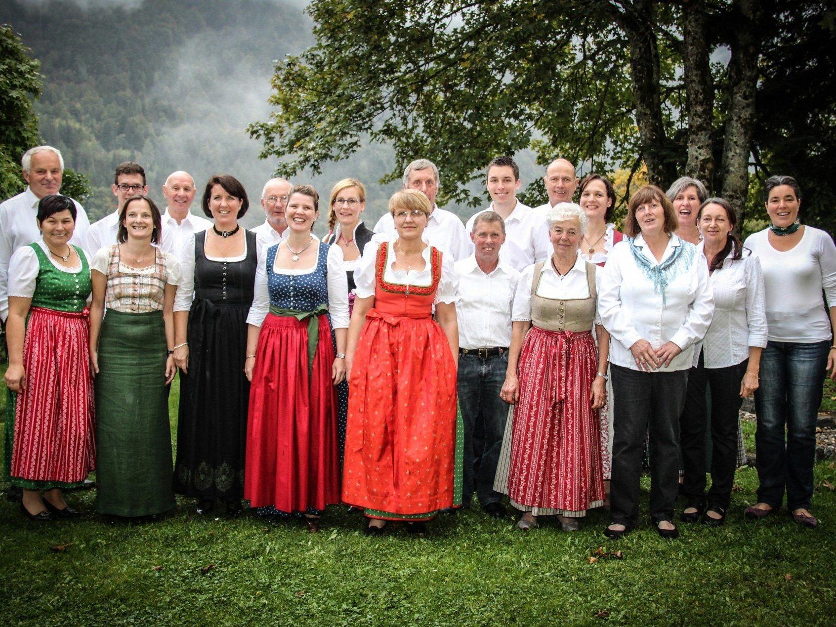 Die Sängerinnen und Sänger der Cantemus-Chorgemeinschaft umrahmen die Messfeier.