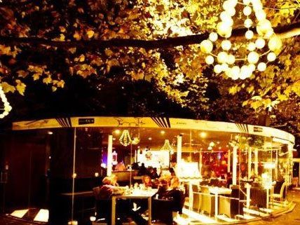 Das CapaTosta im Stadtpark mit weihnachtlicher Beleuchtung. Das CapaTosta im Stadtpark mit weihnachtlicher Beleuchtung.