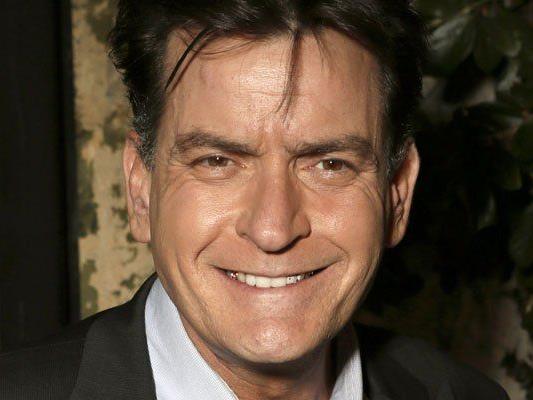Charlie Sheen spendet umgerechnet 18.400 Euro für die Opfer des Taifuns auf den Philippinen. Charlie Sheen spendet umgerechnet 18.400 Euro für die Opfer des Taifuns auf den Philippinen.