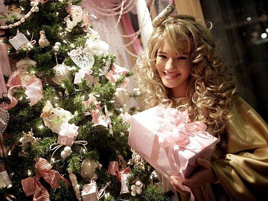 Das "Christkindl 2013", die 17-jährige Schülerin Valerie, wurde am Donnerstag bei einer PK zum Thema "Wiener Adventzauber & Wiener Christkindlmarkt" den Medien vorgestellt. Das "Christkindl 2013", die 17-jährige Schülerin Valerie, wurde am Donnerstag bei einer PK zum Thema "Wiener Adventzauber & Wiener Christkindlmarkt" den Medien vorgestellt.