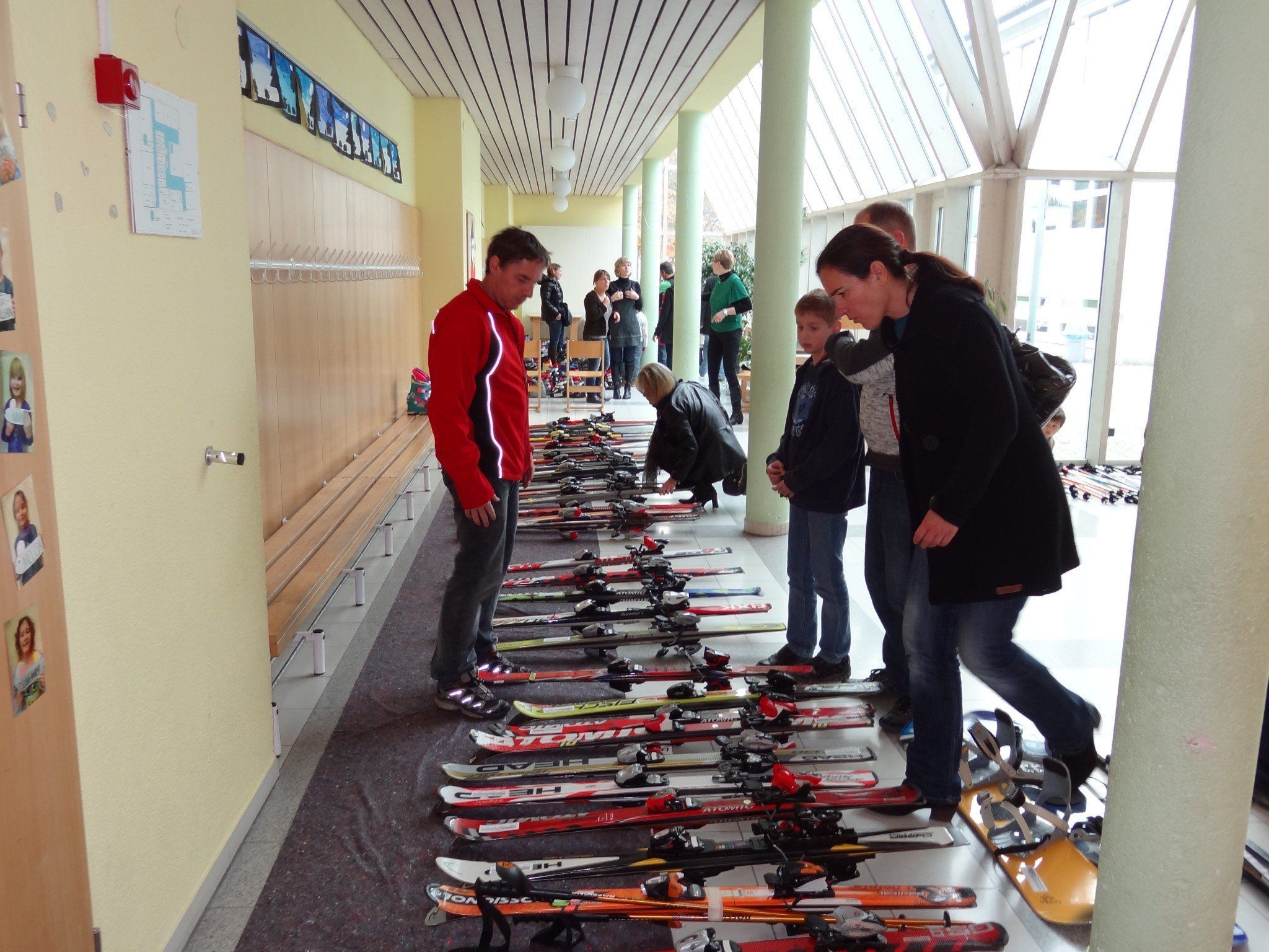 Für die günstigen Wintersportartikel bestimmen die Verkäufer den Preis selbst. Für die günstigen Wintersportartikel bestimmen die Verkäufer den Preis selbst.