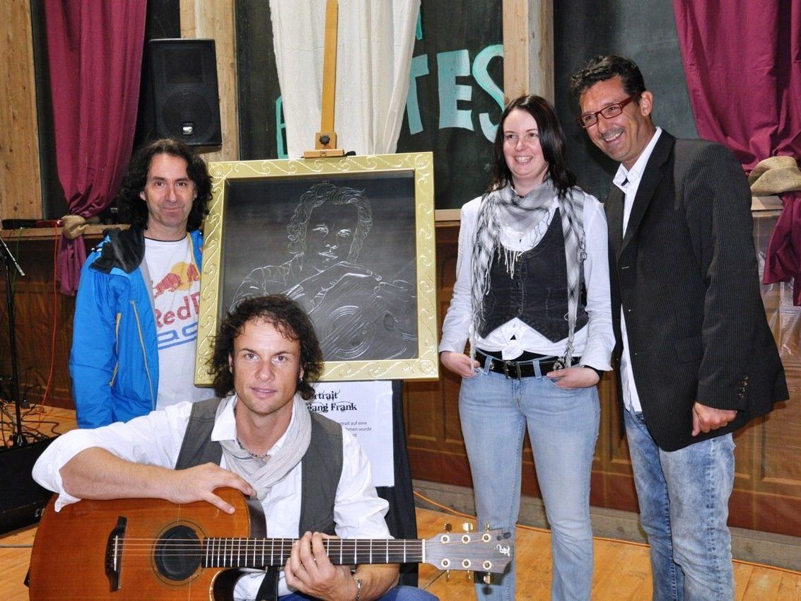 Künstlerin Elisabeth Burtscher überreicht Wolfgang Frank sein Stahlportrait mit Pilot Andreas Seeburger (Fliegen für Kinder mit Handicap) und Joe Fritsche Künstlerin Elisabeth Burtscher überreicht Wolfgang Frank sein Stahlportrait mit Pilot Andreas Seeburger (Fliegen für Kinder mit Handicap) und Joe Fritsche