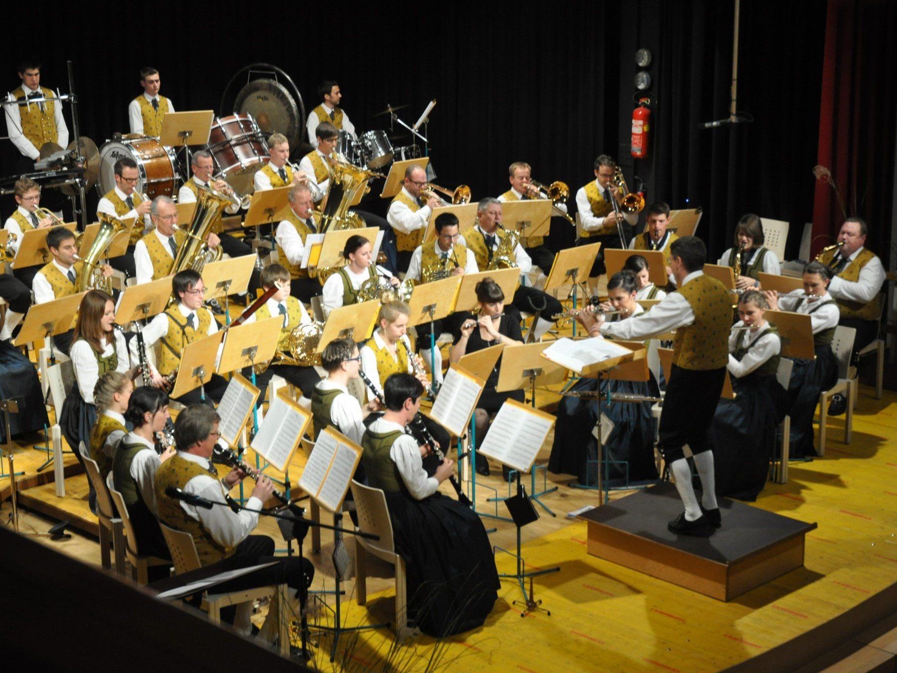 Die Bürgermusik Klaus lädt zum Herbstkonzert in den WInzersaal.