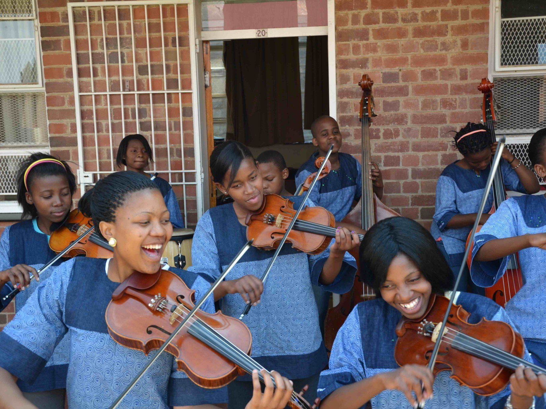 Die jungen MusikerInnen spielen mit großer Begeisterung. Die jungen MusikerInnen spielen mit großer Begeisterung.