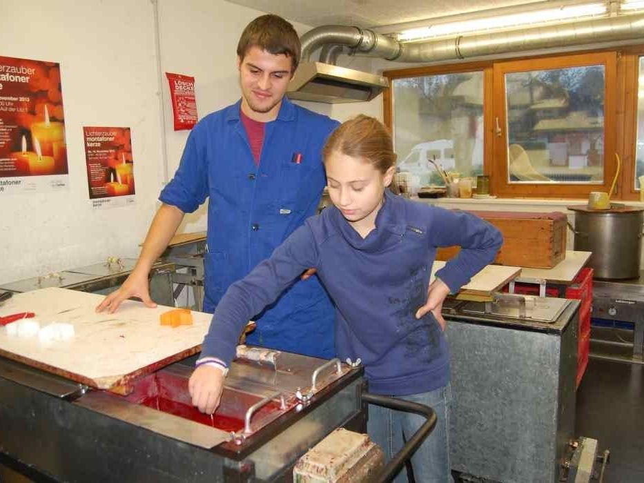 Die Farbgebung der Kerzen konnte sich jeder beim Tauchen im Wachsbad selbst aussuchen. Die Farbgebung der Kerzen konnte sich jeder beim Tauchen im Wachsbad selbst aussuchen.