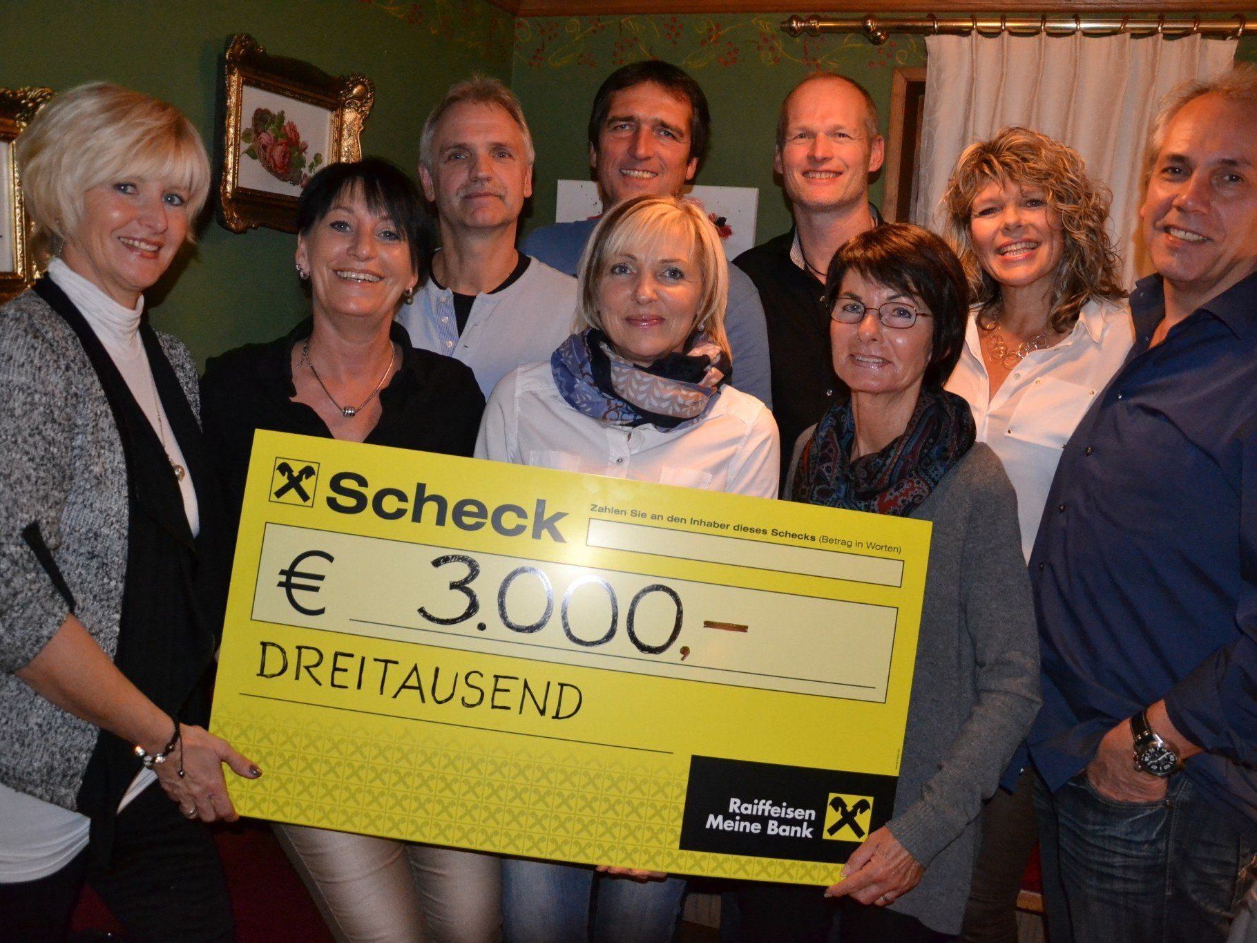 DAs Organisationsteam der Ü40-Party mit Inge Sulzer (3. von rechts) bei der Spendenübergabe in Götzis DAs Organisationsteam der Ü40-Party mit Inge Sulzer (3. von rechts) bei der Spendenübergabe in Götzis