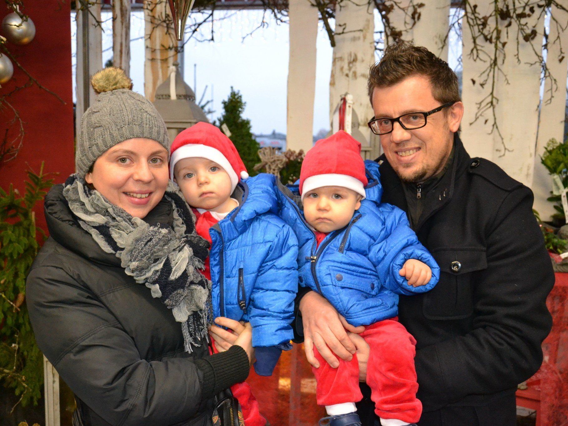 Die beiden "Weihnachtsmänner" Luis und Leo besuchten mit Mama Brigitte und Papa Elmar die Adventausstellung in Mäder Die beiden "Weihnachtsmänner" Luis und Leo besuchten mit Mama Brigitte und Papa Elmar die Adventausstellung in Mäder