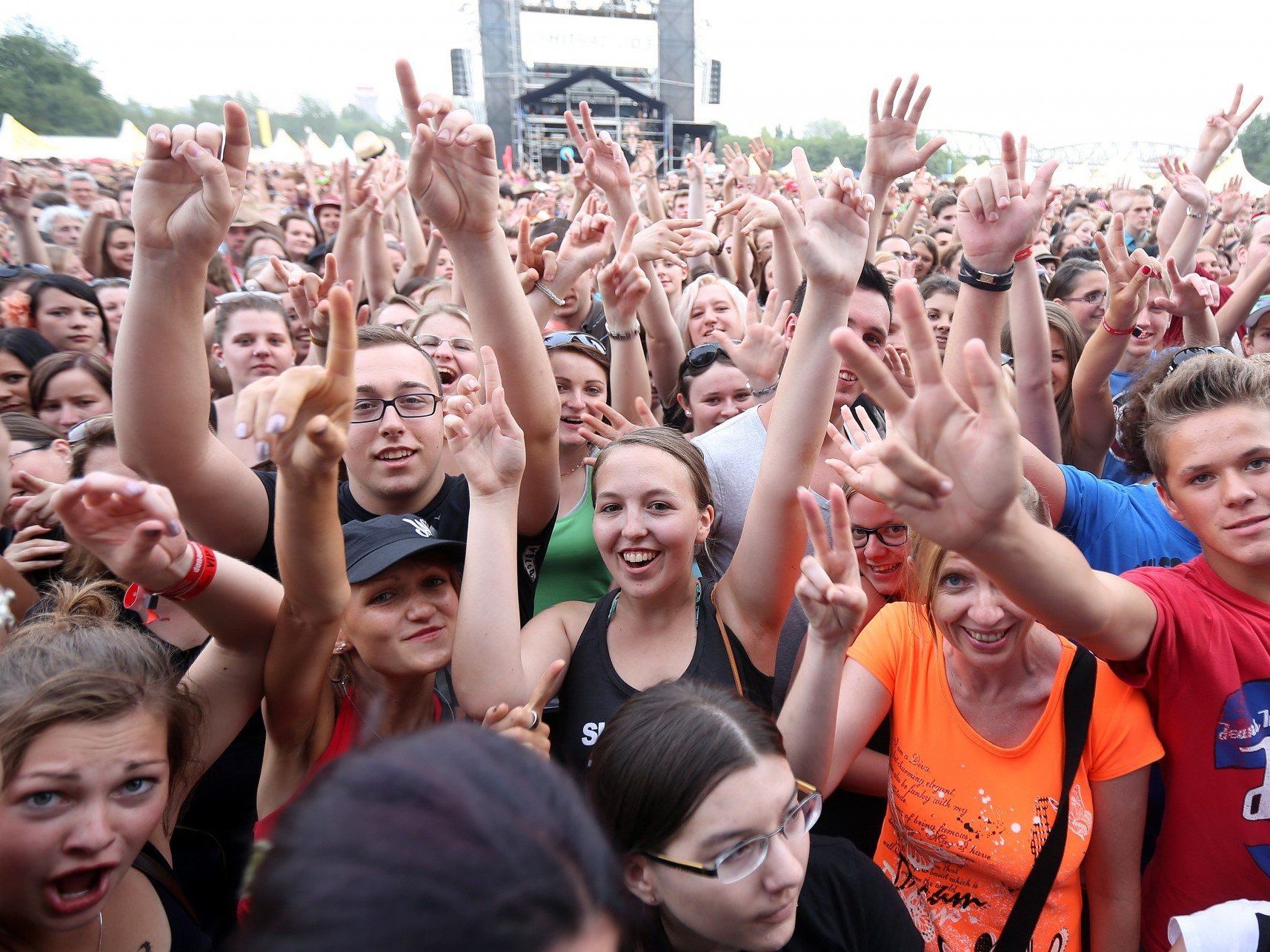 Donauinselfest 2012: Fans warten auf BossHoss. Donauinselfest 2012: Fans warten auf BossHoss.