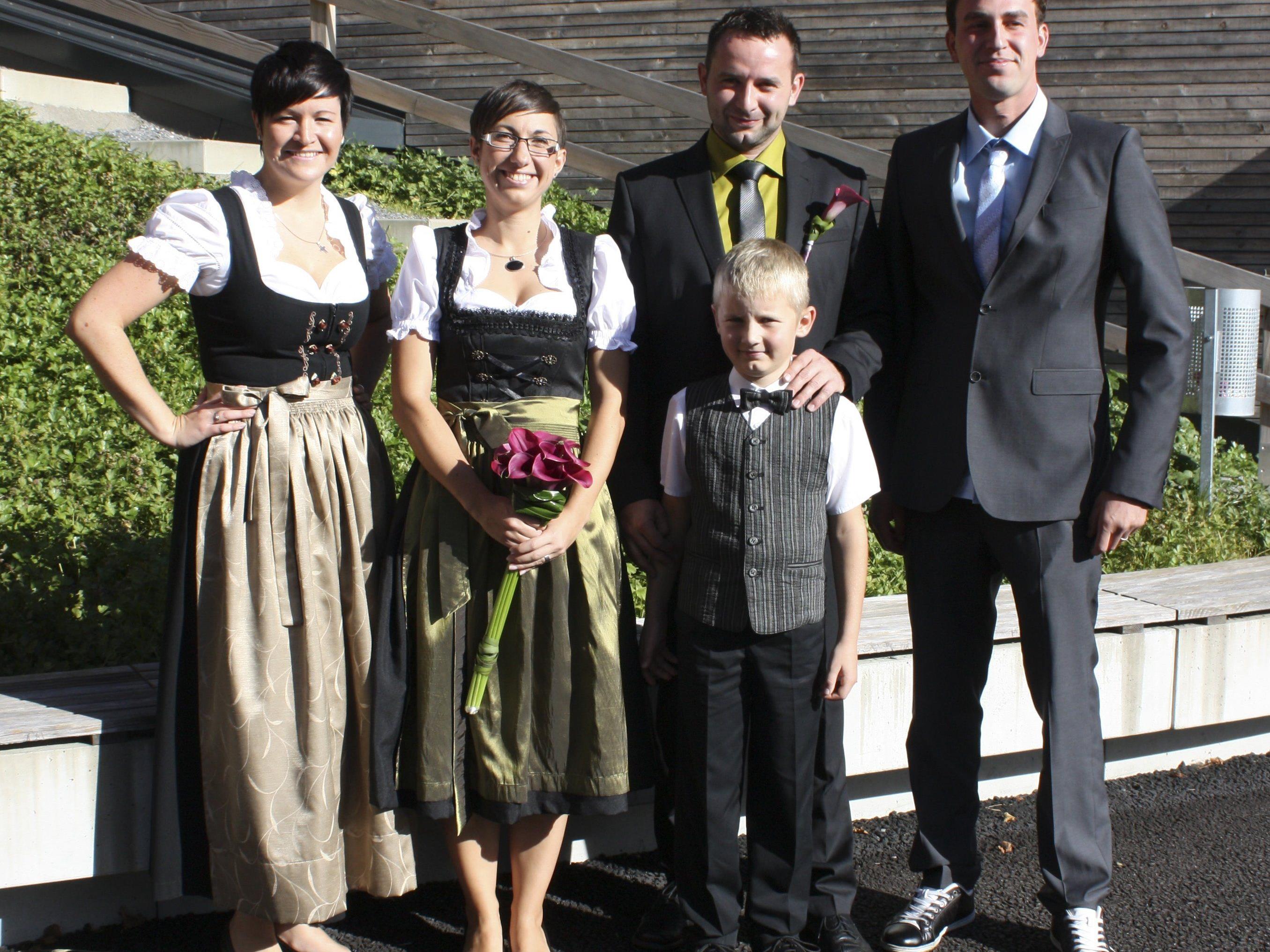 Evi und Michael Eugster mit Laurin und den Trauzeugen Monika und Christof