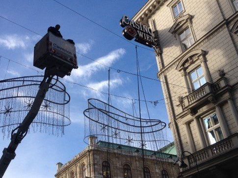 Am Freitag wurde bereits die Weihnachtsbeleuchtung montiert. Am Freitag wurde bereits die Weihnachtsbeleuchtung montiert.