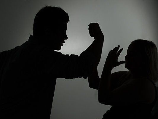 Schätzungen zufolge wird in Österreich jede vierte bis fünfte Frau Opfer von Gewalt. Schätzungen zufolge wird in Österreich jede vierte bis fünfte Frau Opfer von Gewalt.