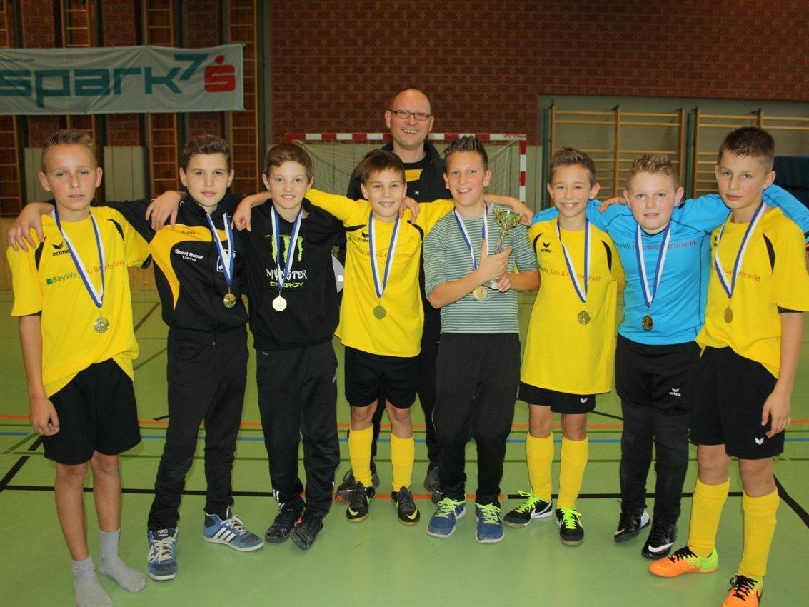 Mit Stolz präsentieren die jungen Fußballer der SPG Hörbranz/Hohenweiler A (U 13) Pokal und Medaille.