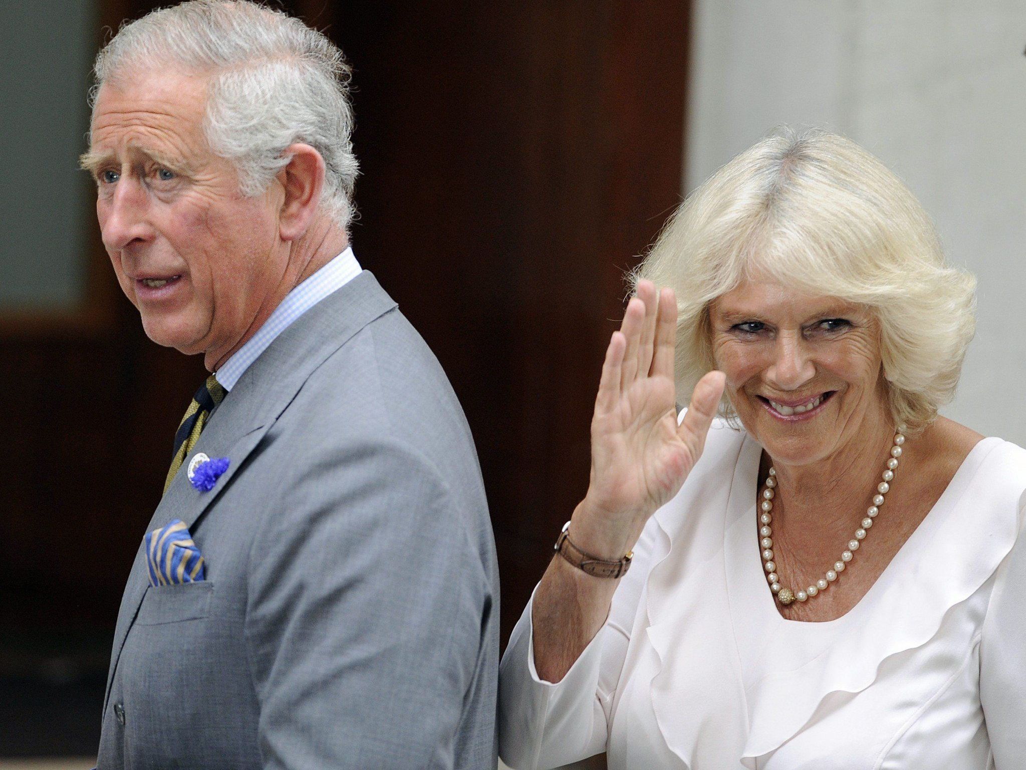Seine außereheliche Beziehung zu Camilla Parker-Bowles knackste das Image von Prinz Charles an. Seine außereheliche Beziehung zu Camilla Parker-Bowles knackste das Image von Prinz Charles an.