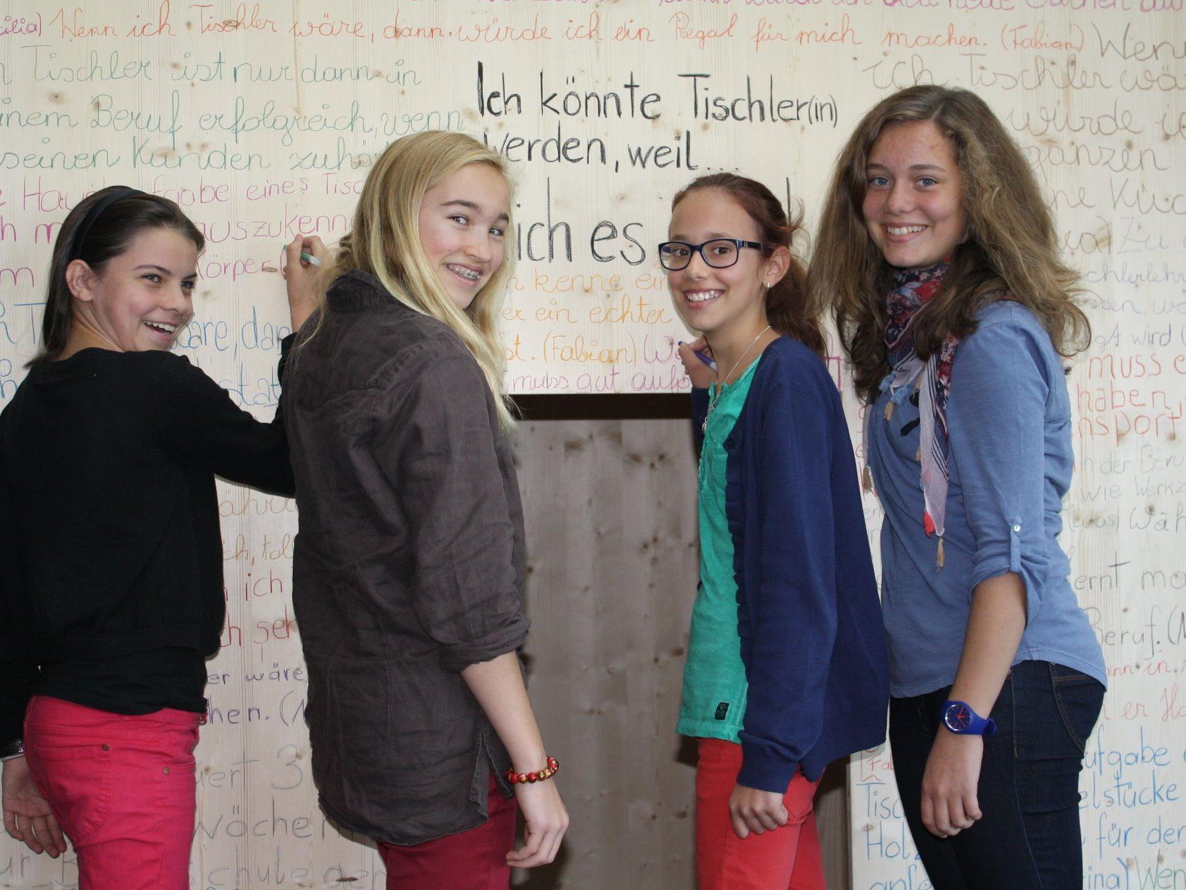Bregenzerwälder Schülerinnen und Schüler präsentieren ihre Eindrücke zum Thema Handwerk.
