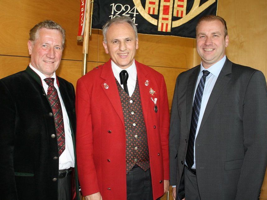 Landesobmann Wolfram Baldauf gratulierte LR Erich Schwärzler und Thomas Ludescher zur Auszeichnung. Landesobmann Wolfram Baldauf gratulierte LR Erich Schwärzler und Thomas Ludescher zur Auszeichnung.