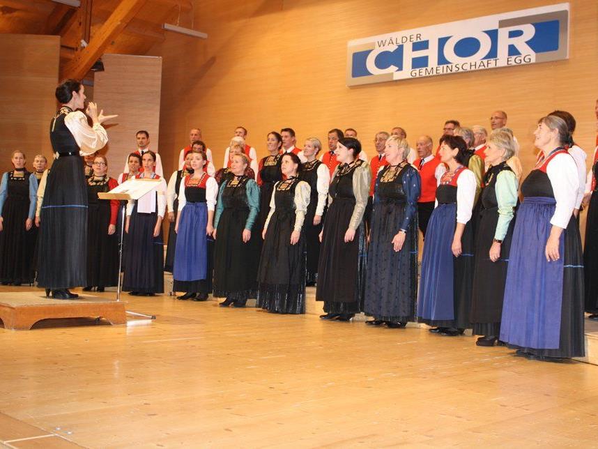 Die Chormitglieder servierten im Angelika-Kauffmann-Saal ein feines Programm.