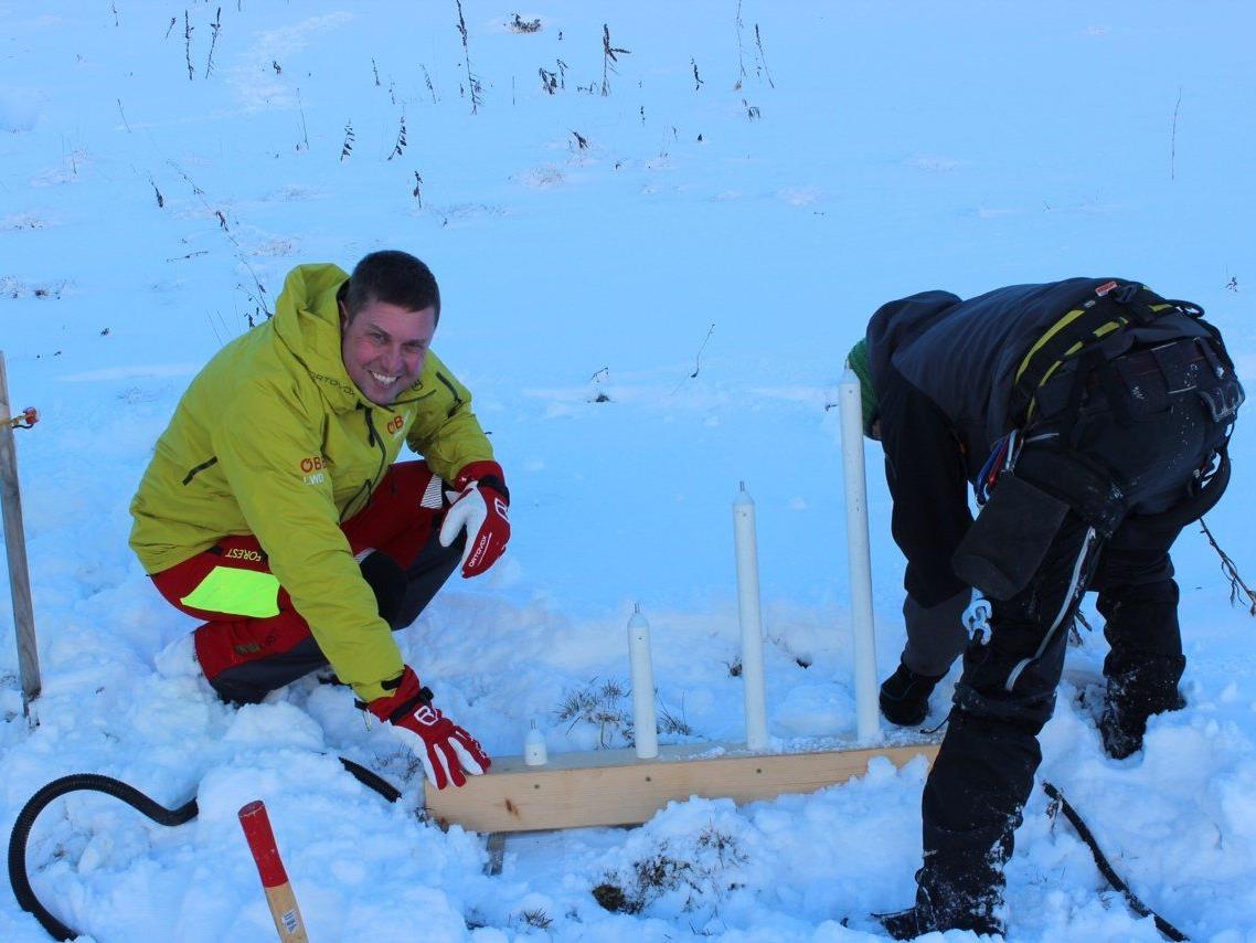Christian Rachoy vom ÖBB Naturgefahrenmanagement beim Einbau der neuen Schneedeckentemperaturfühler.