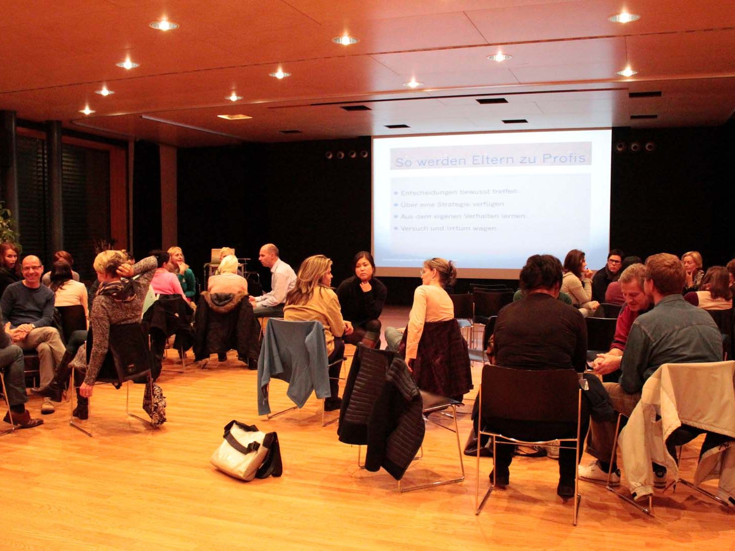 Sehr angeregte Diskussionen bei den zwei Workshops zeigten, dass das Thema Kindererziehung natürlich immer präsent ist. Sehr angeregte Diskussionen bei den zwei Workshops zeigten, dass das Thema Kindererziehung natürlich immer präsent ist.