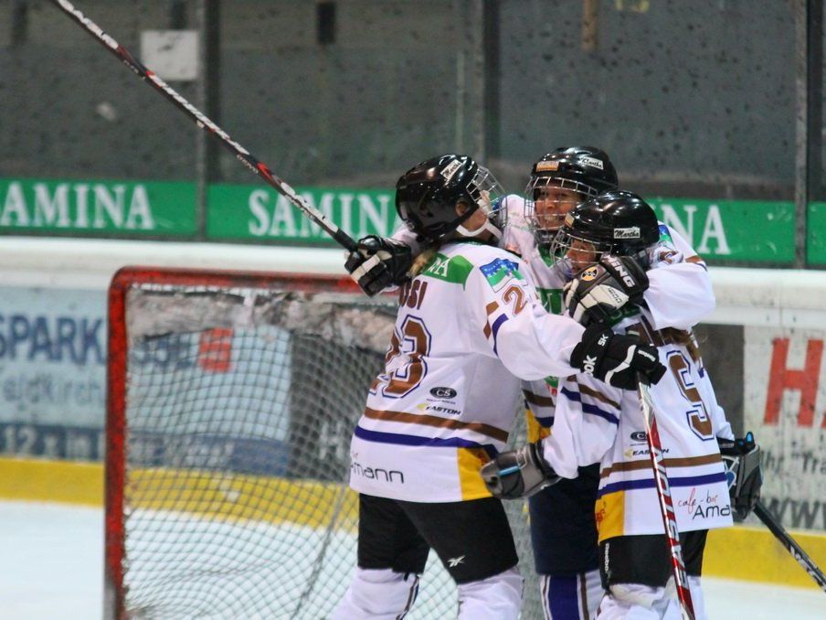 HC Samina Rankweil Frauenmannschaft trifft auf die VEU Hockey-Chicks und hofft auf viele Fans. HC Samina Rankweil Frauenmannschaft trifft auf die VEU Hockey-Chicks und hofft auf viele Fans.