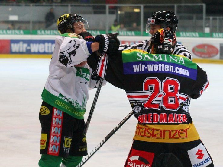 Harte Bandagen gab es beim Klassiker zwischen VEU Feldkirch und EHC Lustenau vor 3100 Fans.