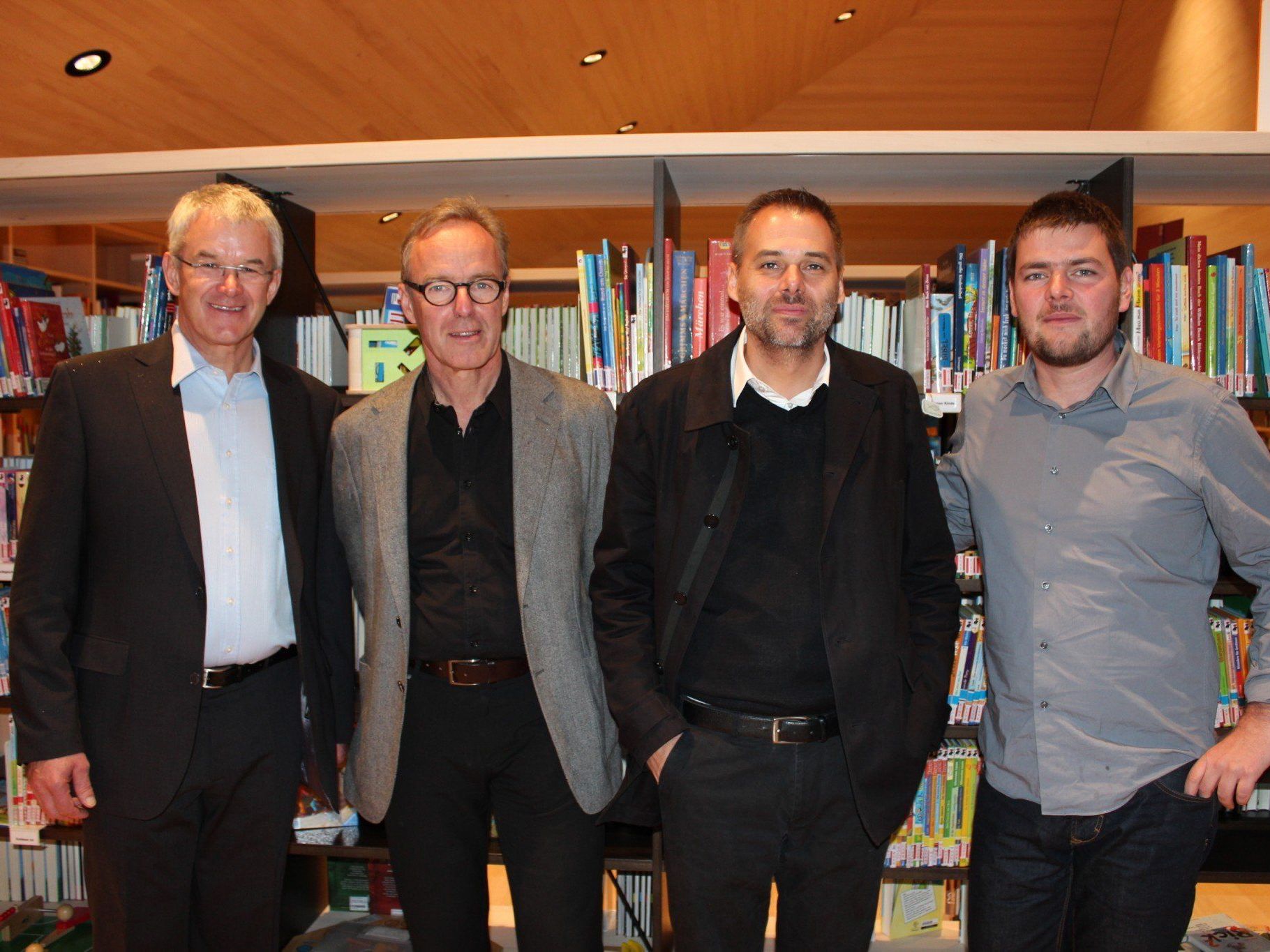 Bürgermeister Arnold Hirschbühl und die Architekten Hermann Kaufmann, Rene Bechter und Bernardo Bader in der neuen Bücherei. Bürgermeister Arnold Hirschbühl und die Architekten Hermann Kaufmann, Rene Bechter und Bernardo Bader in der neuen Bücherei.
