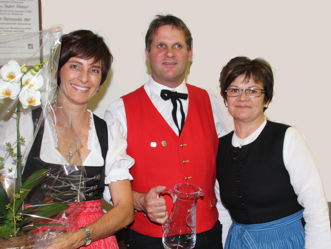 von links: Angelika und Reinhard Schneider mit Obfrau Ulrike Bitschnau