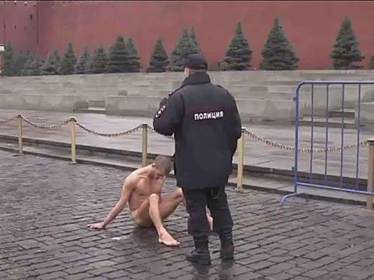 Künstler Pjotr Pawlenski nagelt seine Hoden am Kopfsteinpflaster des Roten Platzes in Moskau fest.