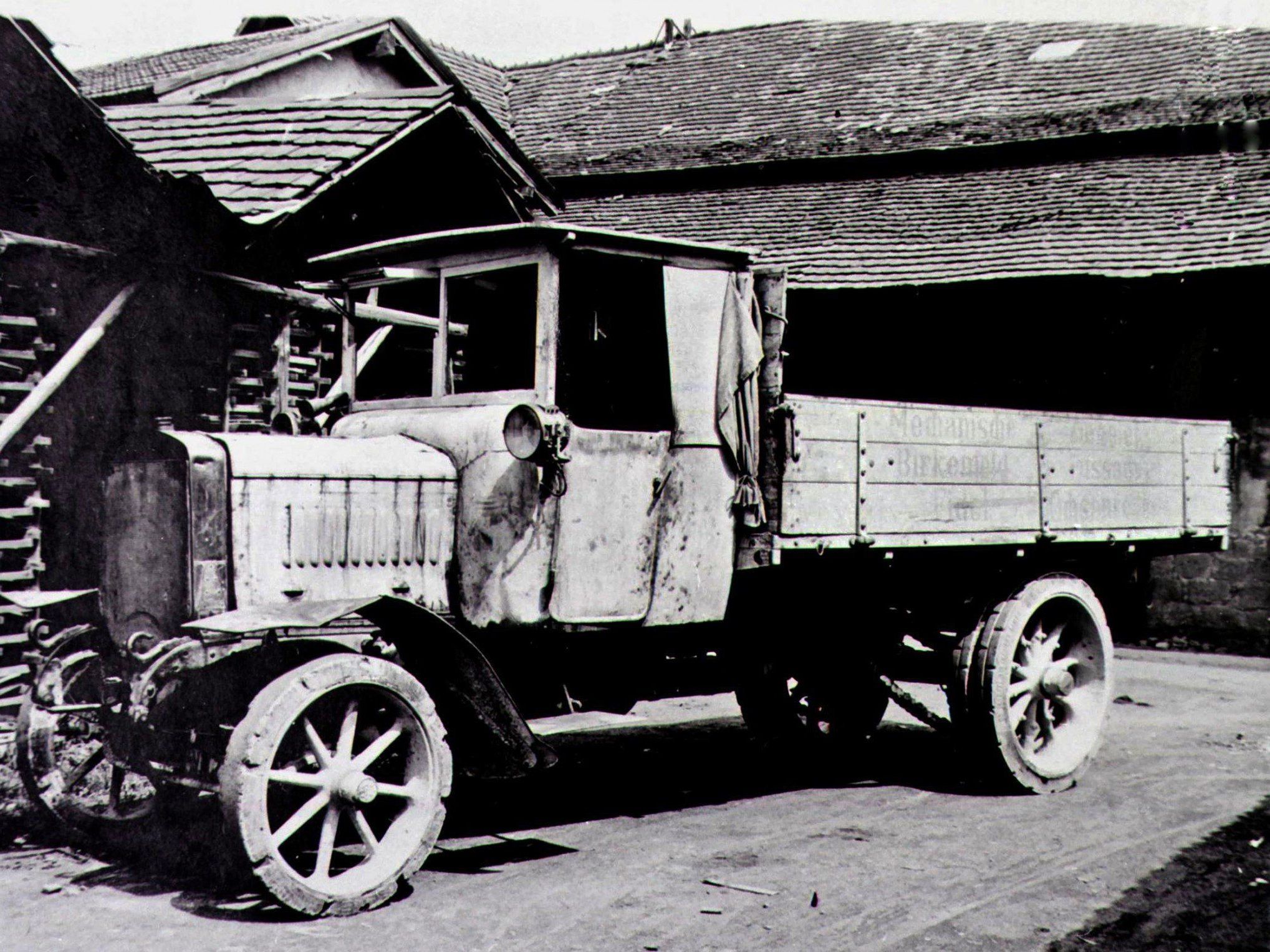 Fidel Ochsenreiter meldete in den 20er Jahren des letzten Jahrhunderts diesen Lkw in Fußach an. Fidel Ochsenreiter meldete in den 20er Jahren des letzten Jahrhunderts diesen Lkw in Fußach an.