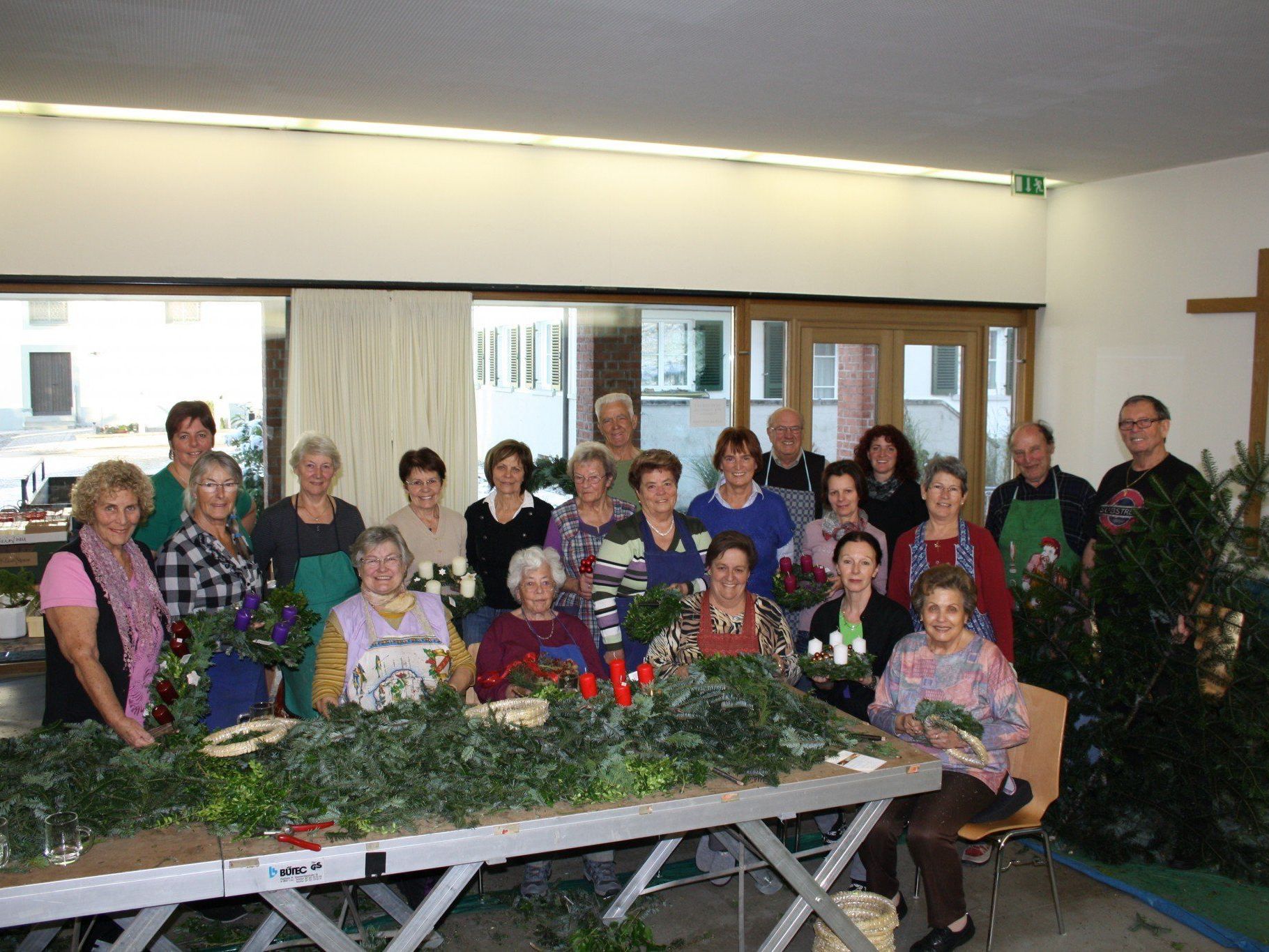 Das bewährte „Adventkranz-Team“ des Missionskreises kann sich über eine erfolgreiche Adventkranzwoche freuen. Das bewährte „Adventkranz-Team“ des Missionskreises kann sich über eine erfolgreiche Adventkranzwoche freuen.
