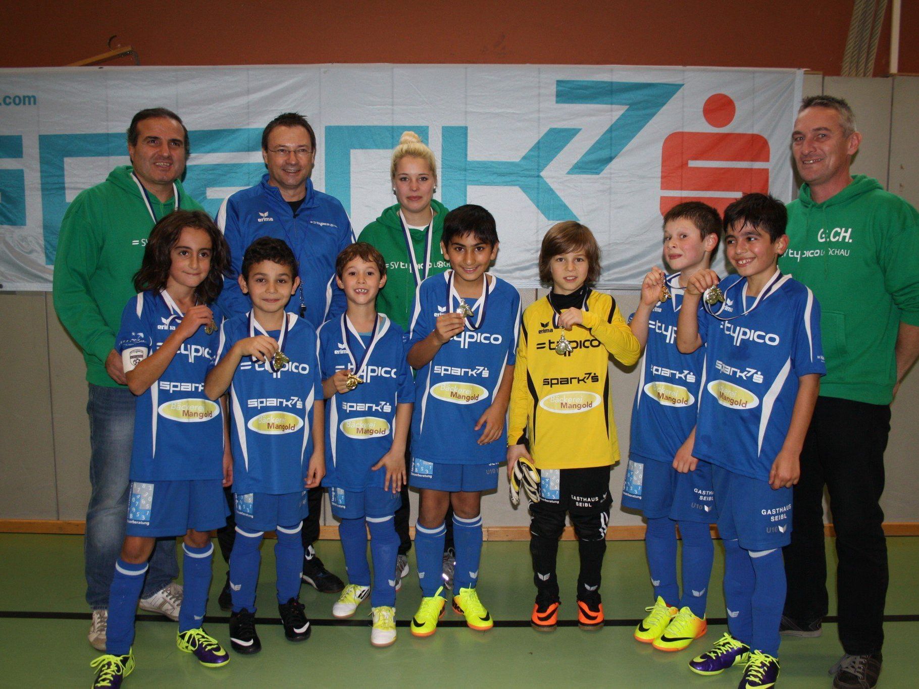 Das U 10 Team des SV Typico Lochau holte den Turniersieg, im Bild mit den Trainern Mustafa Yalcin und Jana Fink, Sportreferent Christoph Schmid und Nachwuchsleiter Christof Grones. Das U 10 Team des SV Typico Lochau holte den Turniersieg, im Bild mit den Trainern Mustafa Yalcin und Jana Fink, Sportreferent Christoph Schmid und Nachwuchsleiter Christof Grones.