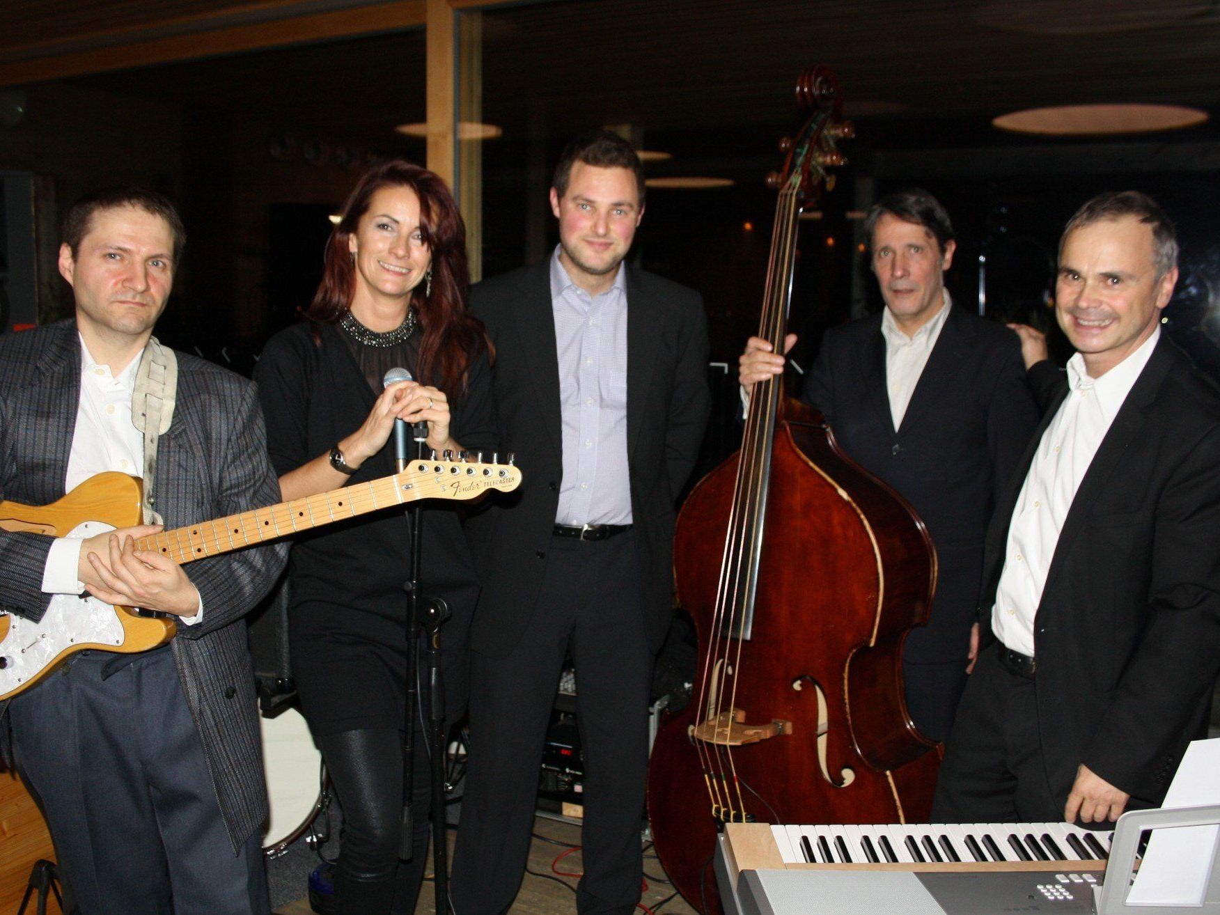 Stimmungsvolle Unterhaltung mit den „Jazzcritters" beim Jazz & Tapas-Abend auf dem Badehaus des Seehotels Am Kaiserstrand. Stimmungsvolle Unterhaltung mit den „Jazzcritters" beim Jazz & Tapas-Abend auf dem Badehaus des Seehotels Am Kaiserstrand.