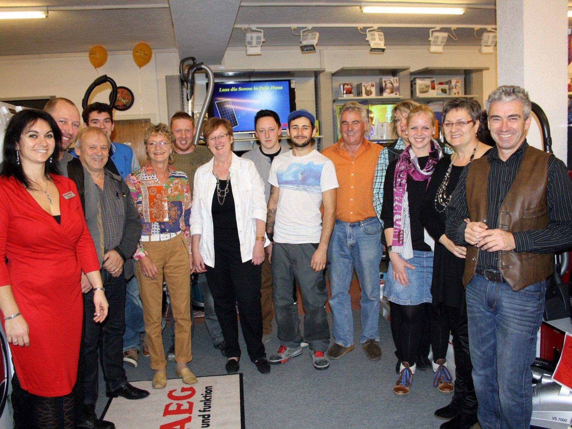 Das bewährte Team von Elektro Stecher und die „Festhelfer" feierten mit zahlreichen Gästen das fünfjährige Jubiläum. Das bewährte Team von Elektro Stecher und die „Festhelfer" feierten mit zahlreichen Gästen das fünfjährige Jubiläum.