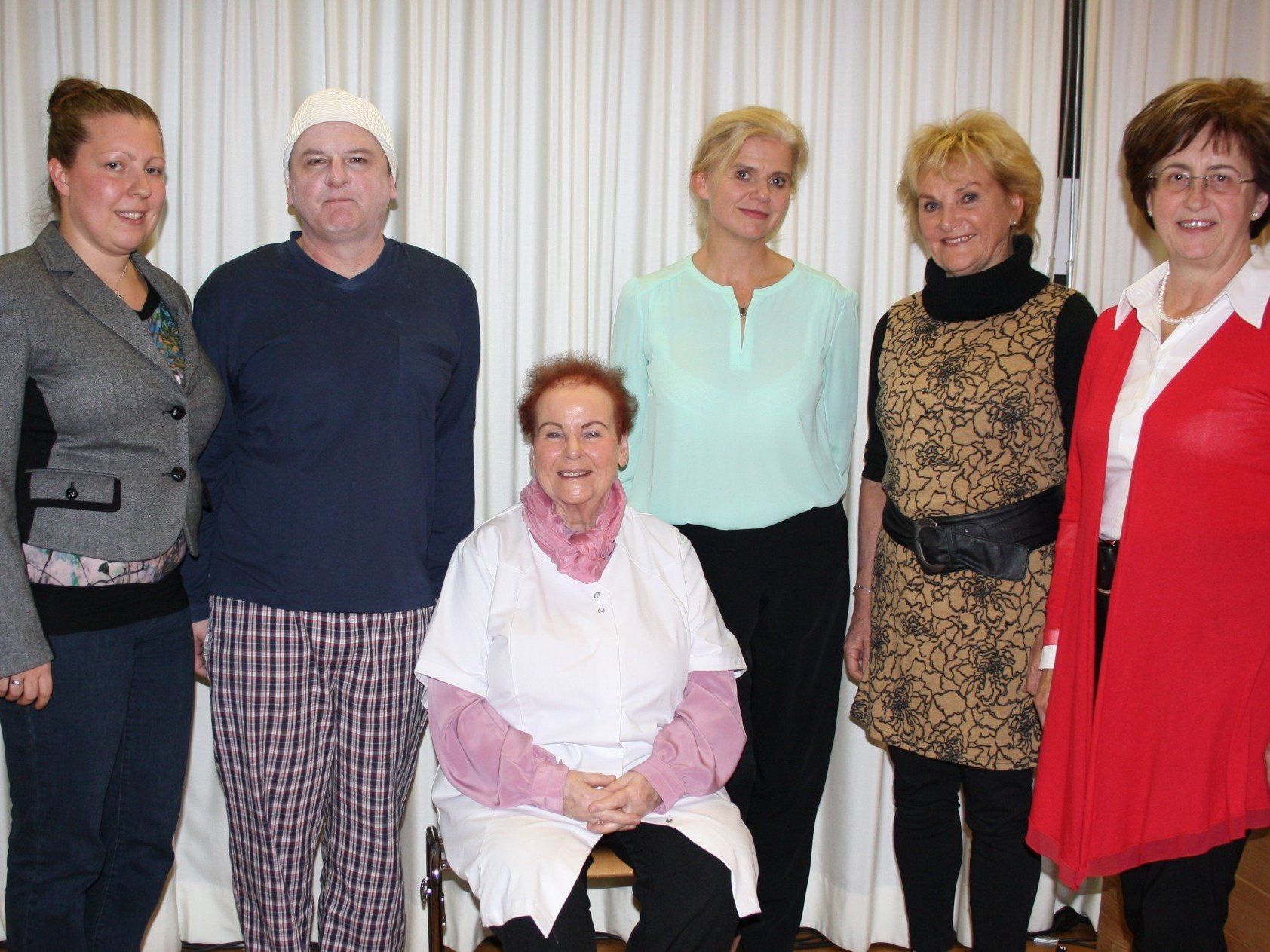 Kulturreferentin Vera Fechtig, Martin Sommerlechner, Karin Mommsen, Renate Bauer, Künstlerin Ute Mangold und Maria Grabher vom Trauercafe. Kulturreferentin Vera Fechtig, Martin Sommerlechner, Karin Mommsen, Renate Bauer, Künstlerin Ute Mangold und Maria Grabher vom Trauercafe.