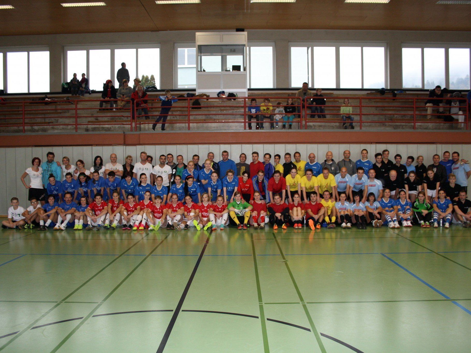 Fußballspieler, Fans, Sponsoren und Helfer machten auch das „Turnier des Herzens 2013“ zu einem großartigen Erfolg. Fußballspieler, Fans, Sponsoren und Helfer machten auch das „Turnier des Herzens 2013“ zu einem großartigen Erfolg.