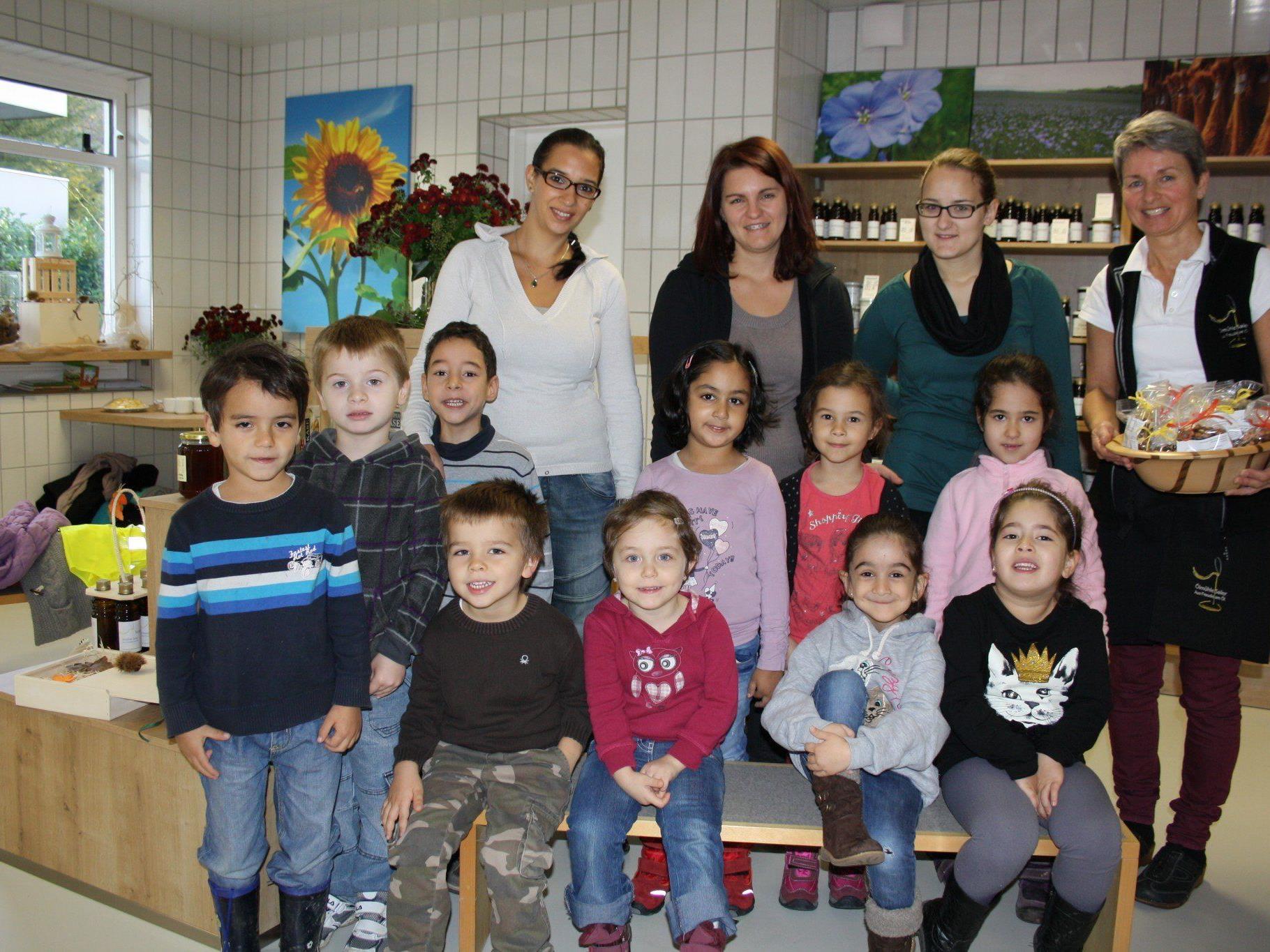 Die „Sonnengruppe“ des Bregenzer Kindergartens Rieden zu Besuch in der neuen „Ölmühle Sailer“ in Lochau.