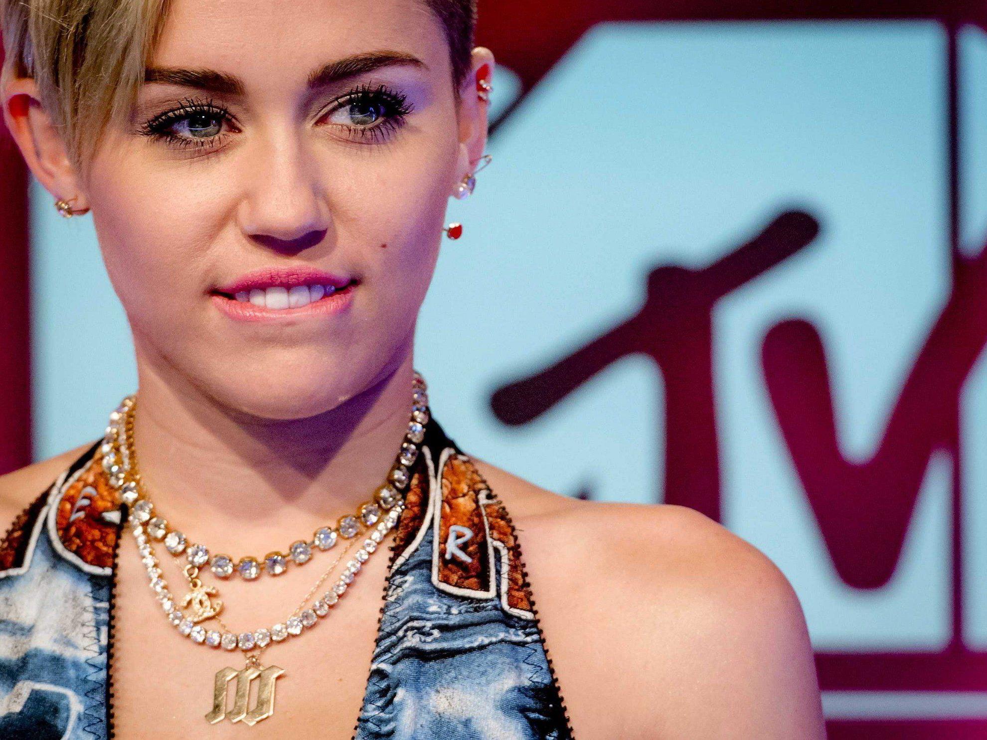 Miley Cyrus erhielt bei den MTV EMA 2013 den Preis für das beste Video. Miley Cyrus erhielt bei den MTV EMA 2013 den Preis für das beste Video.