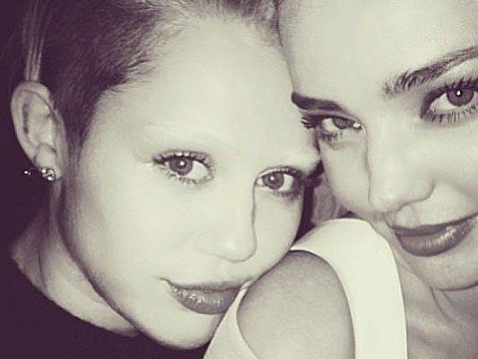 Miley Cyrus sorgt mit einem augenbrauenlosen Foto für Wirbel. Miley Cyrus sorgt mit einem augenbrauenlosen Foto für Wirbel.