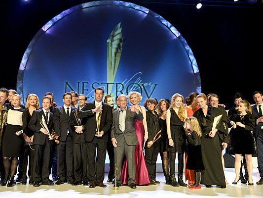 Luc Bondy (m.), Preisträger in der Kategorie "Lebenswerk", und alle weiteren Nestroy-2013 Preisträger Luc Bondy (m.), Preisträger in der Kategorie "Lebenswerk", und alle weiteren Nestroy-2013 Preisträger