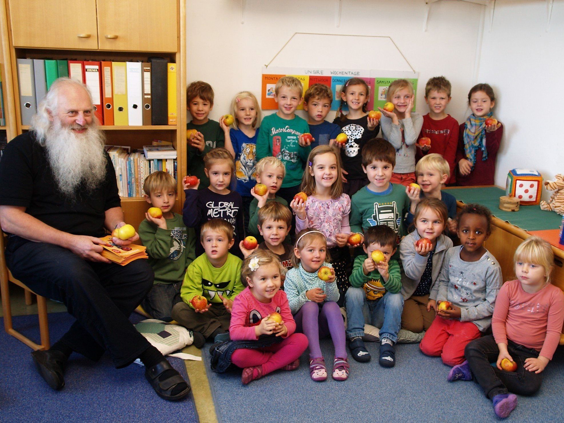 Anton Pepelnik brachte den Batschunser Kindergartenkindern Äpfel mit. Anton Pepelnik brachte den Batschunser Kindergartenkindern Äpfel mit.