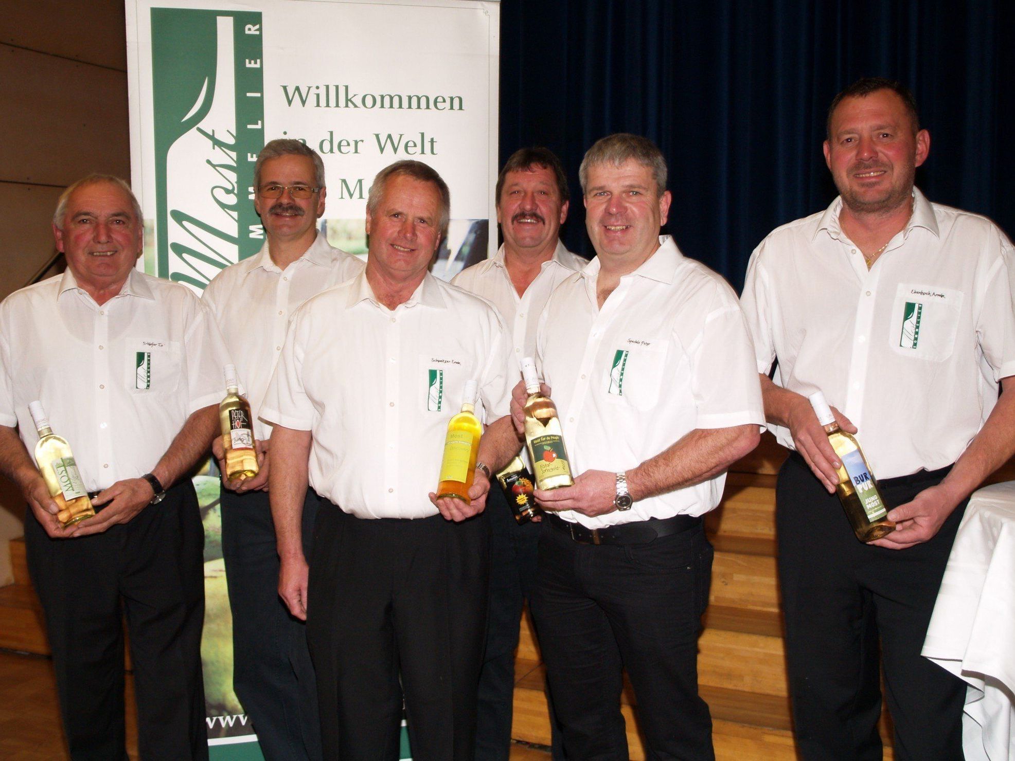Die Mostsommeliers Toni Schiefer,Bertram Nachbaur, Erwin Schweitzer, Gerold Amann, Peter Speckler und Armin Ebenhoch bei der Jungmostpräsentation. Die Mostsommeliers Toni Schiefer,Bertram Nachbaur, Erwin Schweitzer, Gerold Amann, Peter Speckler und Armin Ebenhoch bei der Jungmostpräsentation.