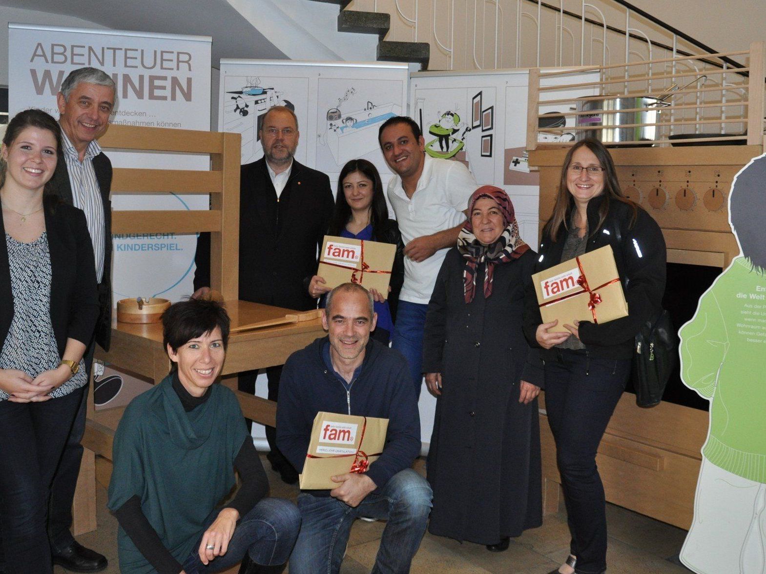 Bild: v.l.n.r.: Katharina Schneider (Schwärzler Hotelmanagement), Ing. Franz Rein (Sicheres Vorarlberg), Andrea Bodemann (Sicheres Vorarlberg), Bgm. Werner Müller (Vizepräsidenten des Vorarlberger Gemeindeverbandes) und die Gewinner Ewald Schneider, Banu Sergi mit Ehemann und Mutter sowie Birgit Rützler. Bild: v.l.n.r.: Katharina Schneider (Schwärzler Hotelmanagement), Ing. Franz Rein (Sicheres Vorarlberg), Andrea Bodemann (Sicheres Vorarlberg), Bgm. Werner Müller (Vizepräsidenten des Vorarlberger Gemeindeverbandes) und die Gewinner Ewald Schneider, Banu Sergi mit Ehemann und Mutter sowie Birgit Rützler.
