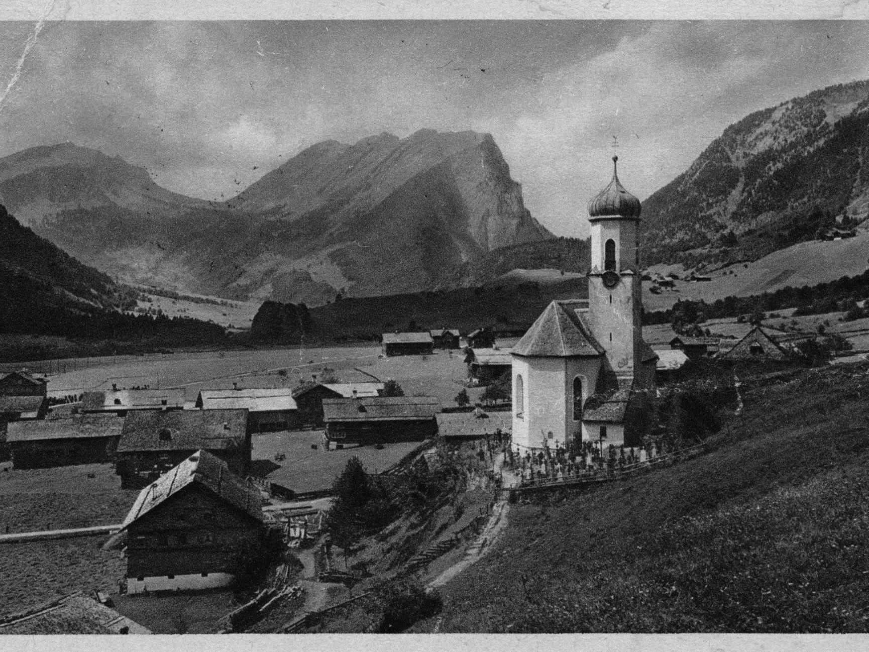 Der hintere Bregenzerwald früher – im Bild Schoppernau – ist Schauplatz von Felders Roman „Nümmamüllers und das Schwarzokaspale“.