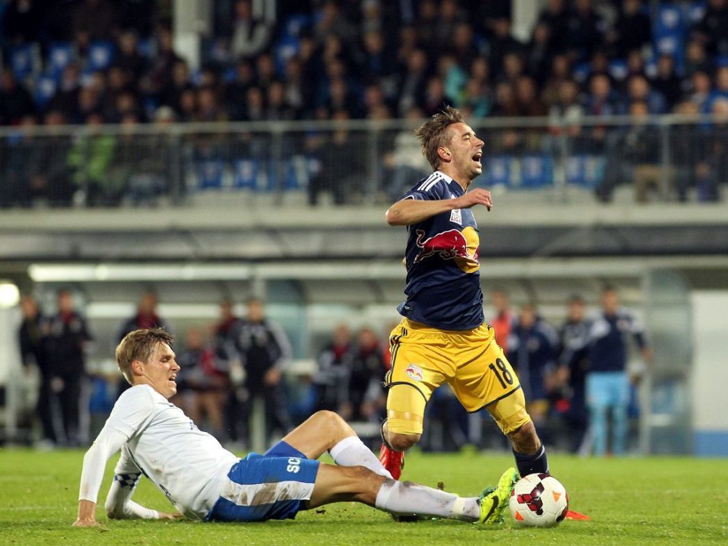 Taboga (li.), hier beim Foulversuch an an Salzburgs Dusan Svento, suchte laut Salim D. aktiv nach Partnern für eine Spielmanipulation. Taboga (li.), hier beim Foulversuch an an Salzburgs Dusan Svento, suchte laut Salim D. aktiv nach Partnern für eine Spielmanipulation.